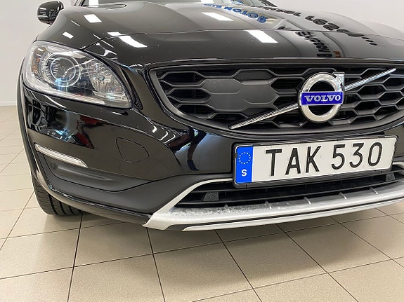 Volvo V60 Cross Country 2 of 5