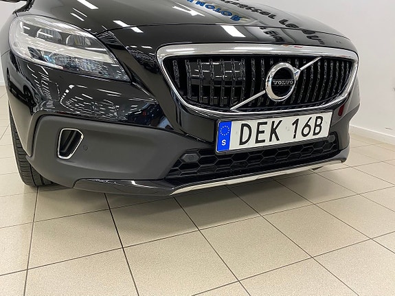 Volvo V40 Cross Country 2 of 5