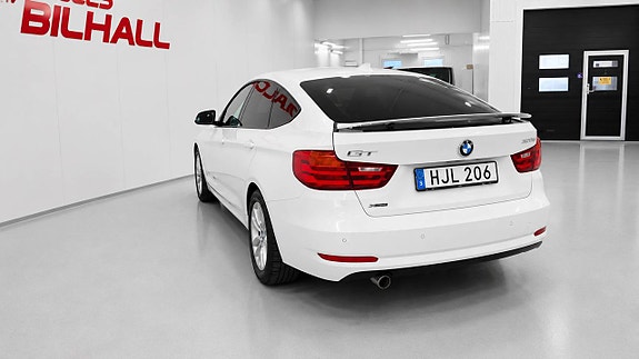 BMW 320d 4 of 5
