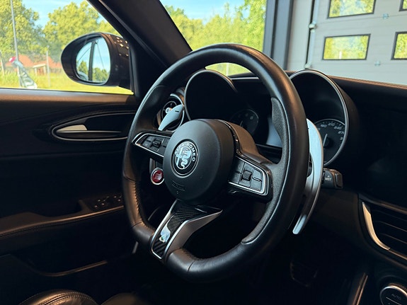 Alfa Romeo Giulia Quadrifoglio 18 of 19