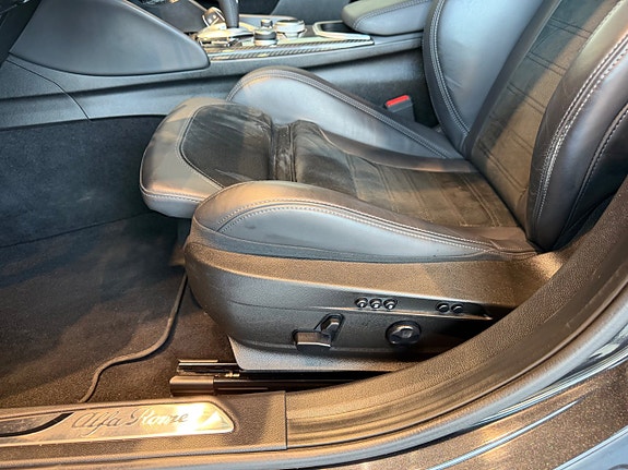 Alfa Romeo Giulia Quadrifoglio 12 of 19