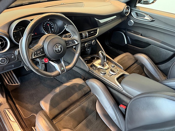 Alfa Romeo Giulia Quadrifoglio 13 of 19
