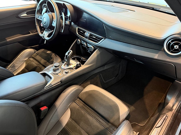 Alfa Romeo Giulia Quadrifoglio 16 of 19