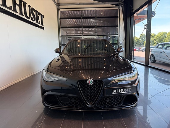 Alfa Romeo Giulia Quadrifoglio 2 of 5