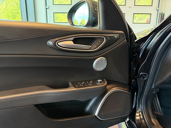 Alfa Romeo Giulia Quadrifoglio 11 of 19