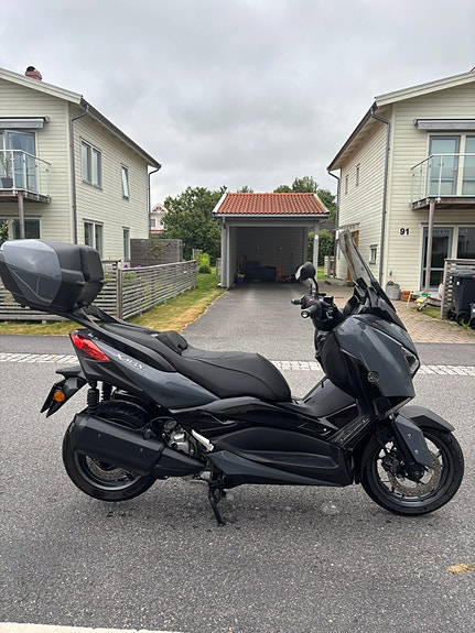 Yamaha X-MAX 300 TECHMAX 2 of 5