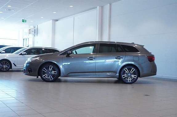 Toyota Avensis 4 of 5