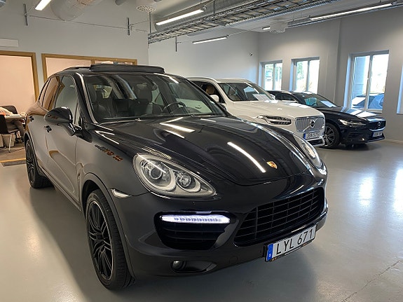 Porsche Cayenne Turbo 3 of 5