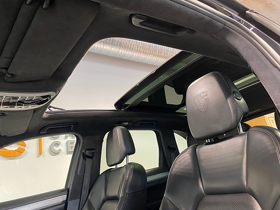 Porsche Cayenne Turbo 13 of 22