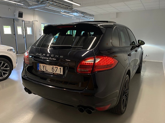 Porsche Cayenne Turbo 4 of 5