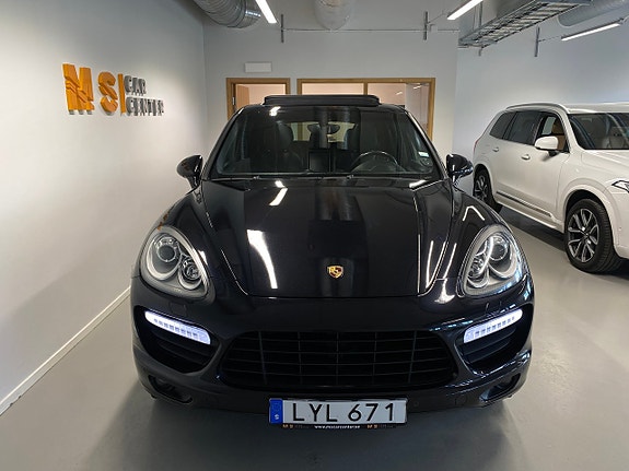 Porsche Cayenne Turbo 2 of 5