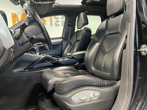 Porsche Cayenne Turbo 10 of 22