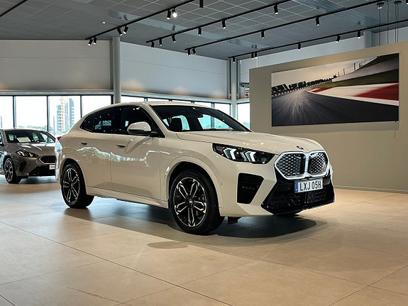 BMW iX2 3 of 5