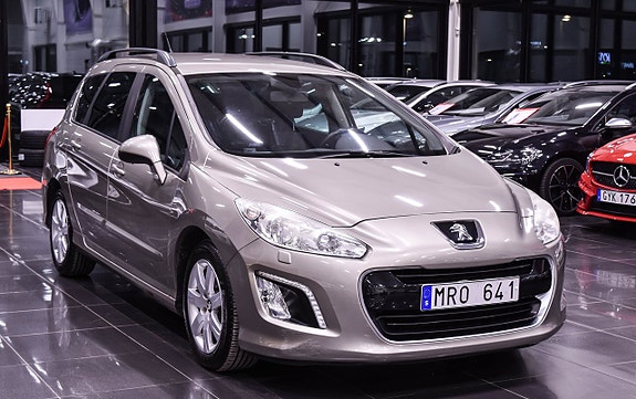 Peugeot 308 SW 2 of 5