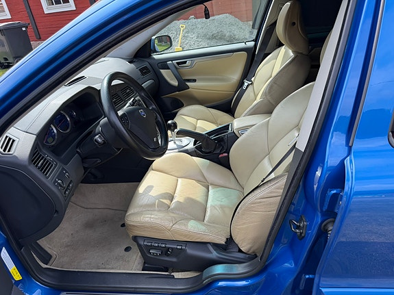 Volvo V70 3 of 3