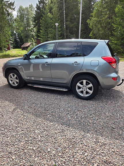 Toyota RAV4 2 of 5