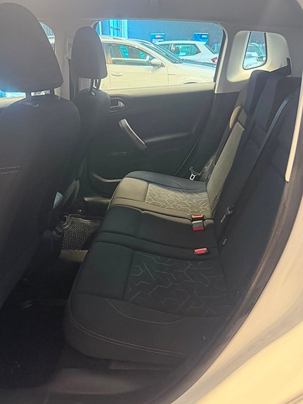 Peugeot 2008 16 of 19