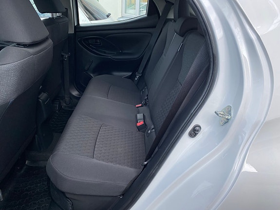 Toyota Yaris 10 of 17