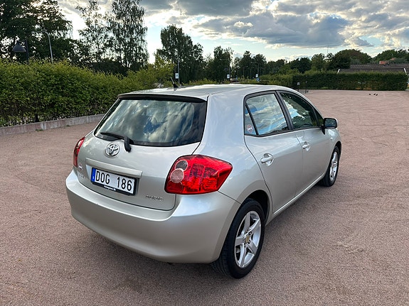 Toyota Auris 4 of 5