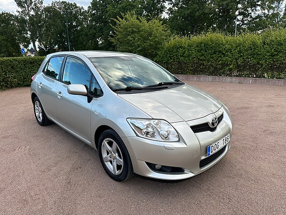 Toyota Auris 2 of 5