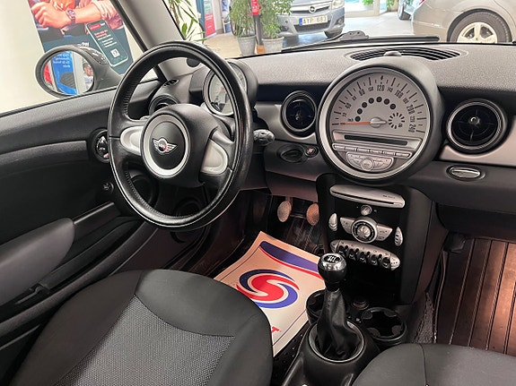 MINI Cooper 13 of 15