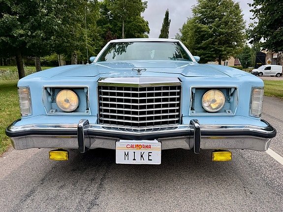 Ford Thunderbird 4 of 5