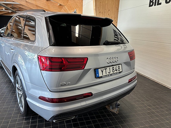 Audi Q7 4 of 5