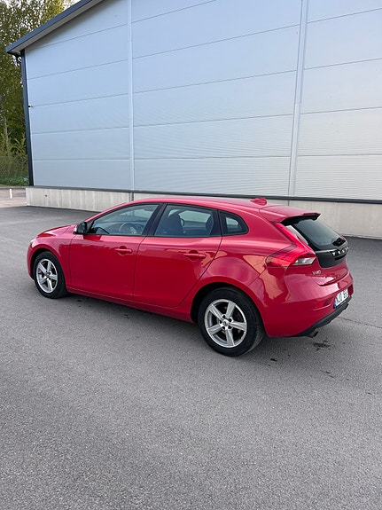 Volvo V40 2 of 6