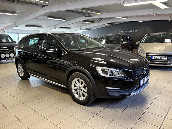 Volvo V60 Cross Country 2 of 5