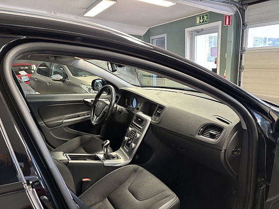 Volvo V60 Cross Country 3 of 5