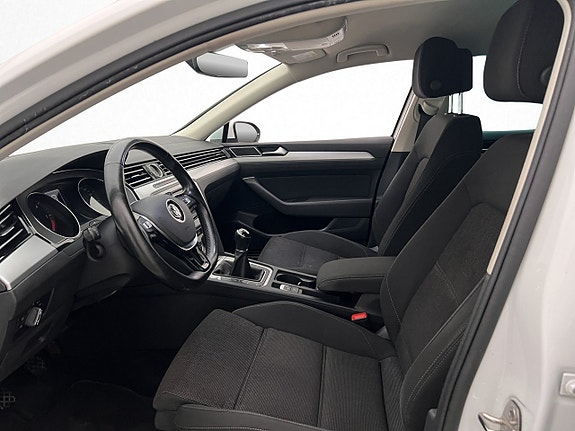 Volkswagen Passat 12 of 29