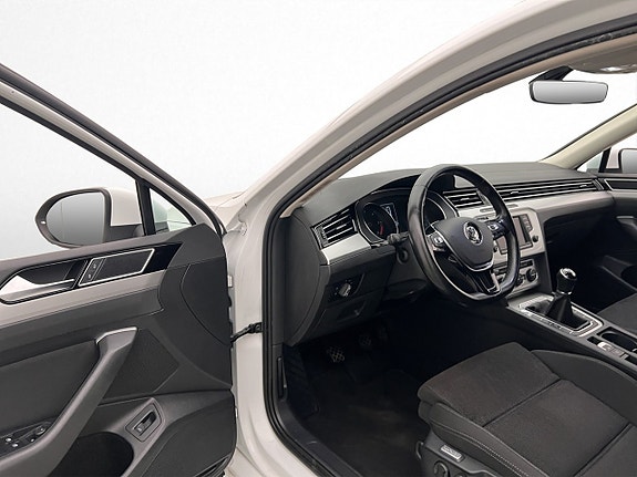 Volkswagen Passat 11 of 29