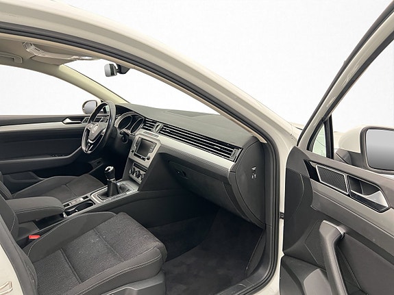 Volkswagen Passat 23 of 29
