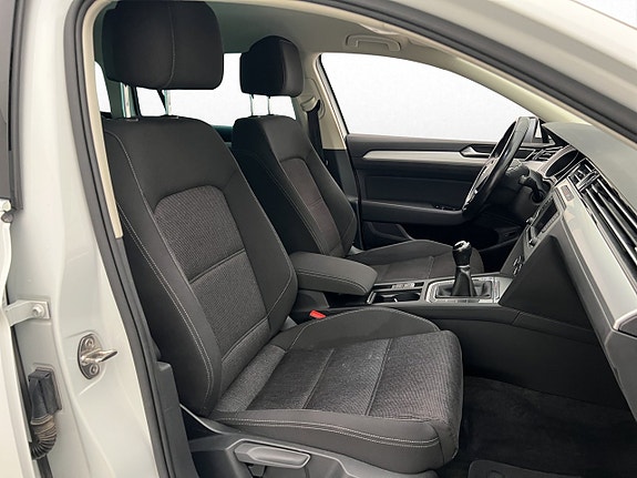 Volkswagen Passat 22 of 29