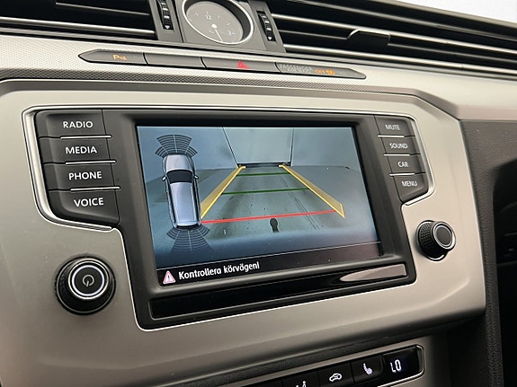 Volkswagen Passat 18 of 29