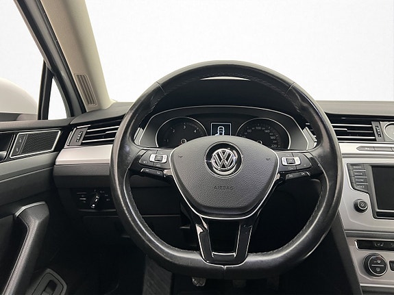 Volkswagen Passat 14 of 29