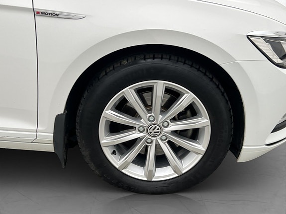 Volkswagen Passat 27 of 29