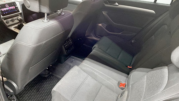 Volkswagen Passat 11 of 13