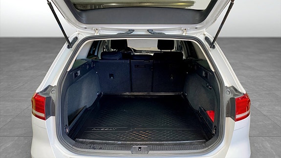 Volkswagen Passat 12 of 13