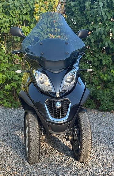 Piaggio MP3 400 HPE 2 of 3