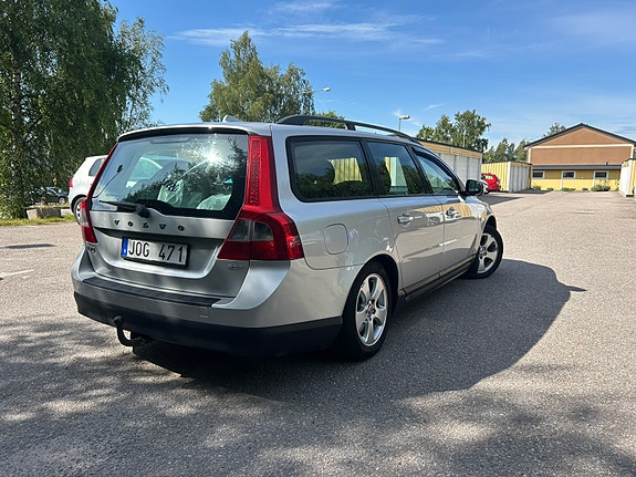 Volvo V70 2 of 5