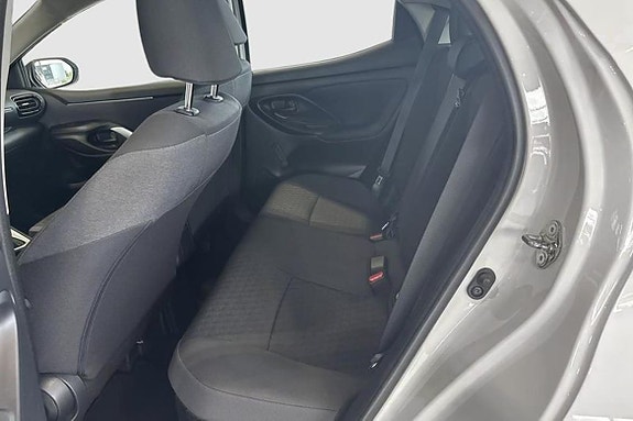 Toyota Yaris 9 of 12