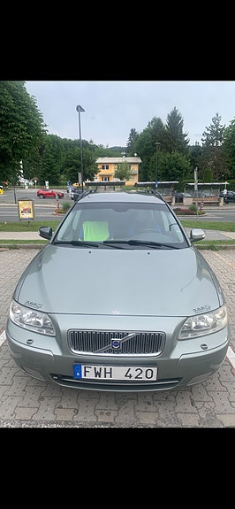 Volvo V70 2 of 7