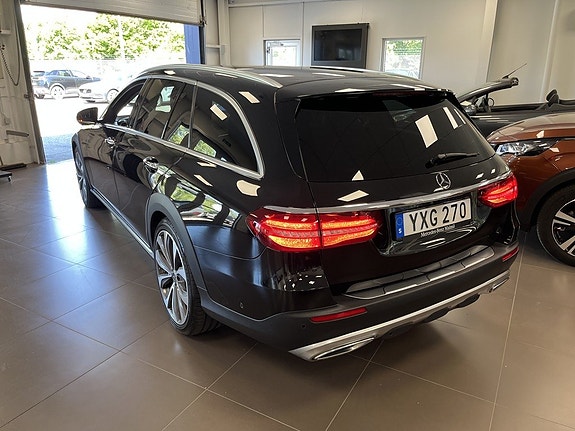 Mercedes-Benz E220 d 2 of 5