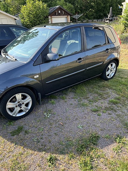 Ford Fiesta 2 of 4