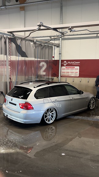 BMW 320d 2 of 5