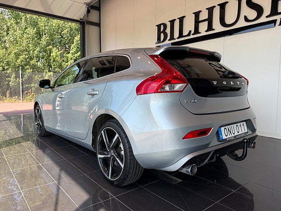 Volvo V40 2 of 7