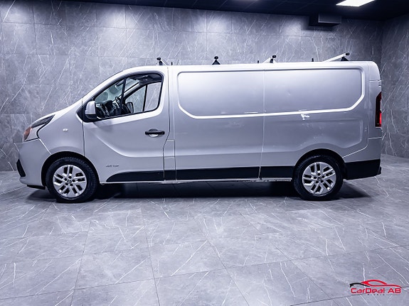Nissan NV300 4 of 5