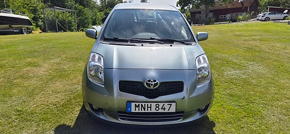 Toyota Yaris 3 of 8
