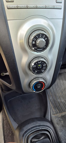 Toyota Yaris 5 of 8